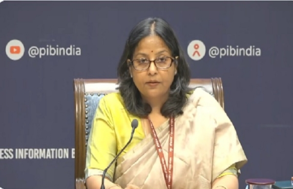 अंतर-मंत्रालयी प्रेसवार्ता को संबोधित करते पेट्रोलियम मंत्रालय की संयुक्त सचिव सुजाता शर्मा