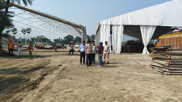 कार्यक्रम के लिए बन रहे पंडाल