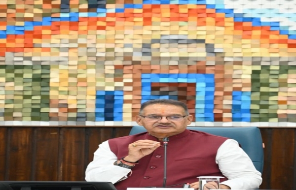 कृषि मंत्री एवं रुद्रप्रयाग के प्रभारी मंत्री गणेश जोशी मानसून समीक्षा बैठक करते हुए।