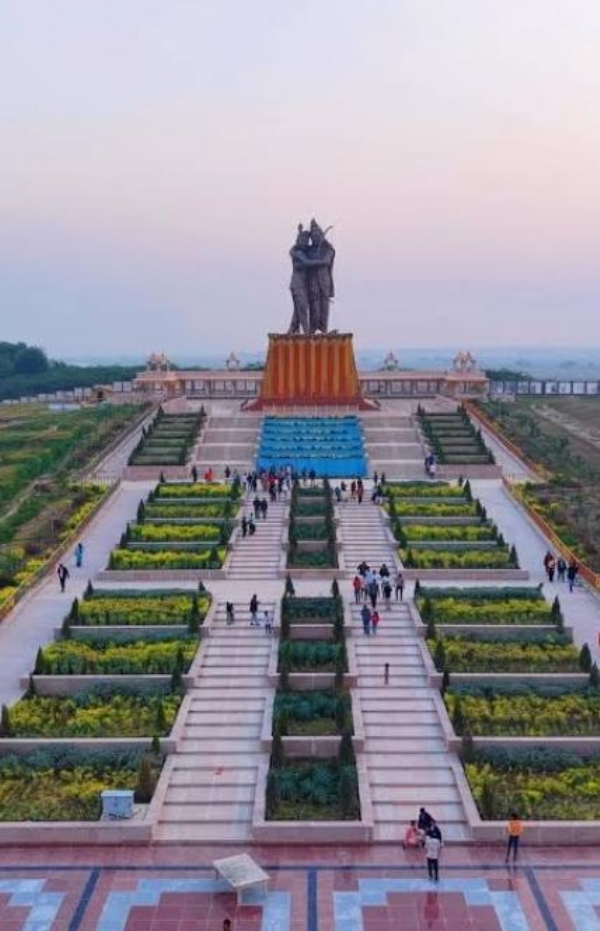 प्रयागराज के श्रृंगवेरपुर में स्थापित हुई मूर्ति एवं पार्क का छाया चित्र प्रयागराज के श्रृंगवेरपुर में स्थापित हुई मूर्ति एवं पार्क का छाया चित्र