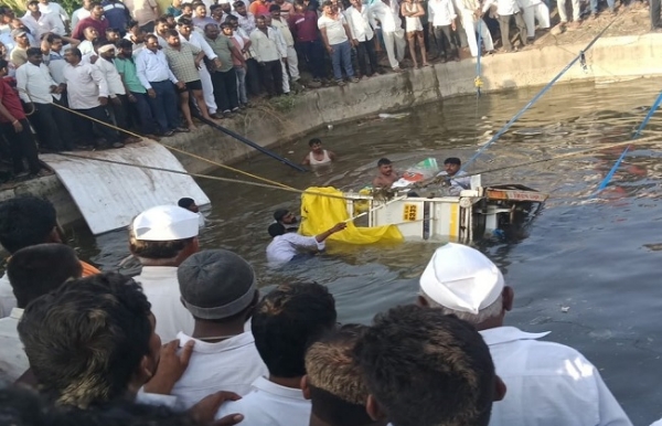 महाराष्ट्र के सोलापुर जिले में वाहन दुर्घटना (प्रतिकात्मक चित्र)। महाराष्ट्र के सोलापुर जिले में वाहन दुर्घटना (प्रतिकात्मक चित्र)।
