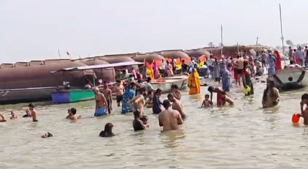 गंगा स्नान कर रहे भक्त गंगा स्नान कर रहे भक्त
