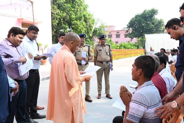सीएम योगी ने गोरखनाथ मंदिर में लगातार दूसरे दिन आयोजित ‘जनता दर्शन’ में 200 लोगों की सुनी समस्याएं*