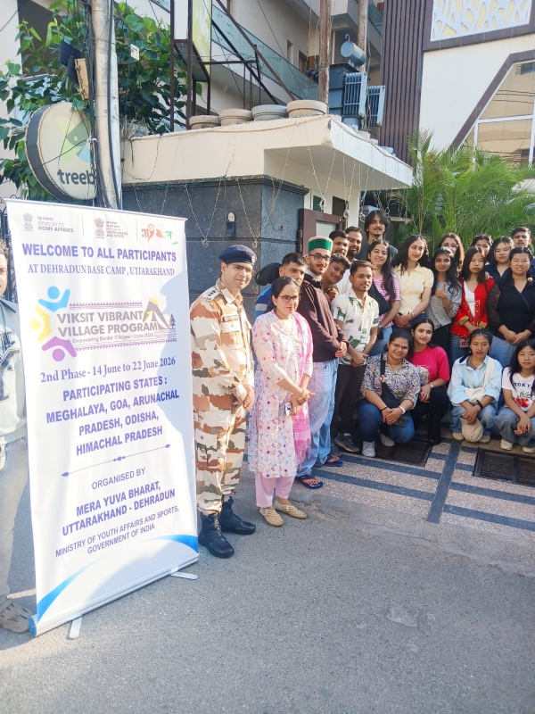 युवाओं को कार्यक्रम की रूप रेखा समझाते अधिकारी। युवाओं को कार्यक्रम की रूप रेखा समझाते अधिकारी।