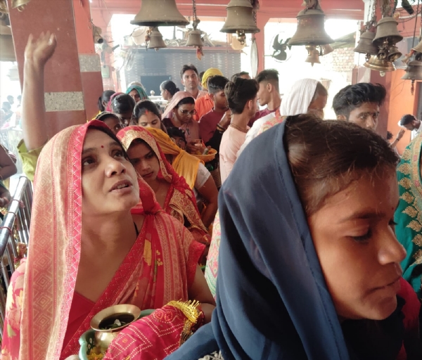 बाबा बदेवरानाथ धाम में जलाभिषेक के लिए पंक्तिबद्ध श्रद्धालु।