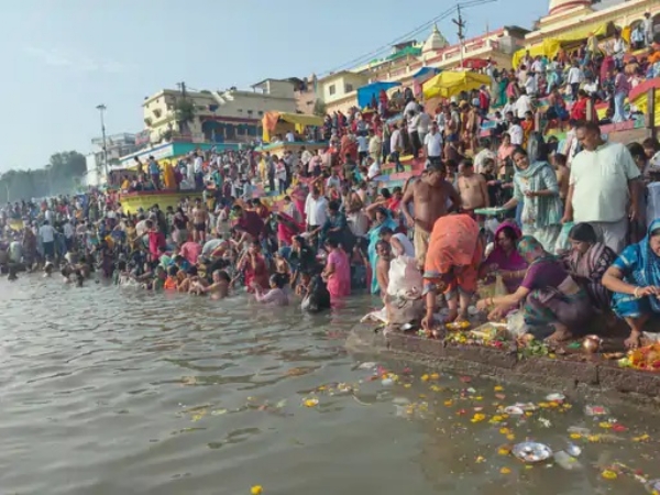 नर्मदापुरम में नर्मदा तट पर 30 हजार से अधिक श्रद्धालुओं ने लगाई डुबकी