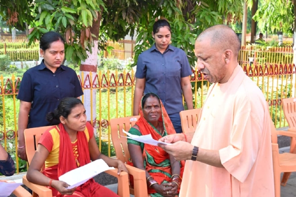 सीएम योगी ने गोरखनाथ मंदिर में लगातार दूसरे दिन आयोजित ‘जनता दर्शन’ में 200 लोगों की सुनी समस्याएं*