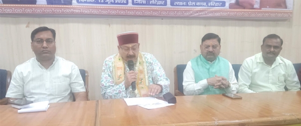 पत्रकारों से वार्ता करते हुए
