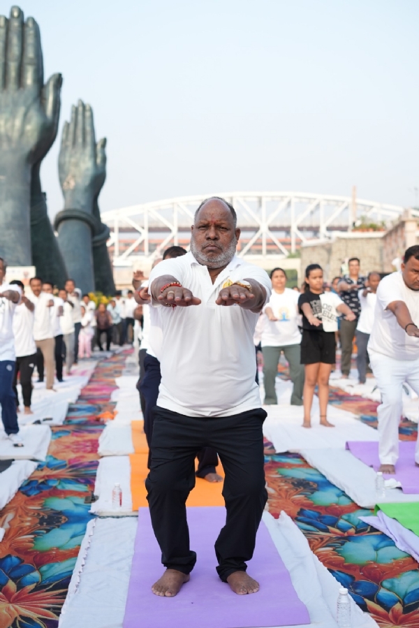 नमोघाट पर योग सप्ताह में शामिल विशिष्ट जन नमोघाट पर योग सप्ताह में शामिल विशिष्ट जन
