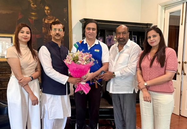 डीओए के संरक्षक संजय शर्मा, डीओए के मुख्य कार्यकारी अधिकारी कुलदीप वत्स, और डीवीपीएल की सह-संस्थापक नीति रावत और जसोदा गुलिया ने राजपाल को बधाई दी डीओए के संरक्षक संजय शर्मा, डीओए के मुख्य कार्यकारी अधिकारी कुलदीप वत्स, और डीवीपीएल की सह-संस्थापक नीति रावत और जसोदा गुलिया ने राजपाल को बधाई दी