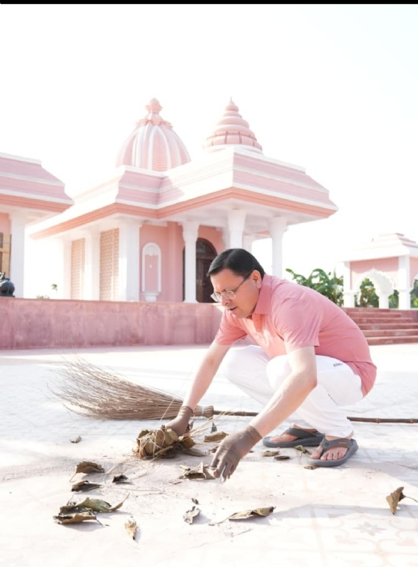 मुख्यमंत्री पूर्णानंद गिरी मंत्री परिषर में स्वच्छता अभियान चलाते। मुख्यमंत्री पूर्णानंद गिरी मंत्री परिषर में स्वच्छता अभियान चलाते।