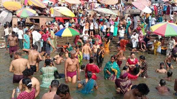 सोमवती अमावस्या पर गंगा स्नान करते श्रद्धालु
