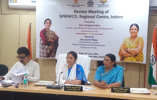 इंदौर में केन्द्रीय मंत्री अन्नपूर्णी देवी विभागीय योजनाओं की प्रगति की समीक्षा करते हुए