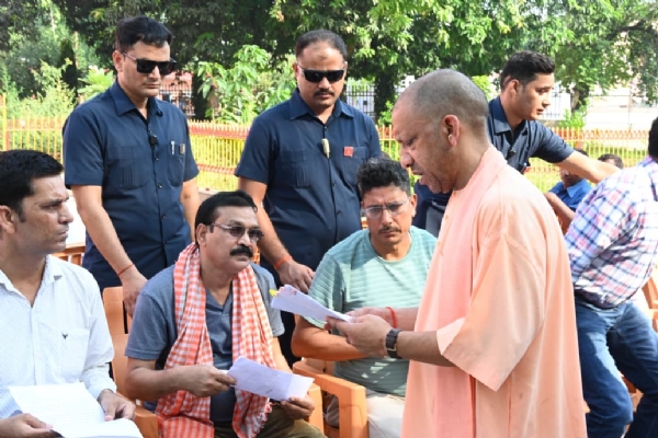 सीएम योगी ने गोरखनाथ मंदिर में लगातार दूसरे दिन आयोजित ‘जनता दर्शन’ में 200 लोगों की सुनी समस्याएं*