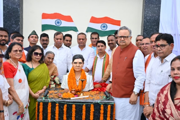 छत्तीसगढ़ महतारी और देश के वीर सपूत शहीद श्रीकृष्ण गजानन खोण्डे की भव्य प्रतिमाओं का अनावरण किया।