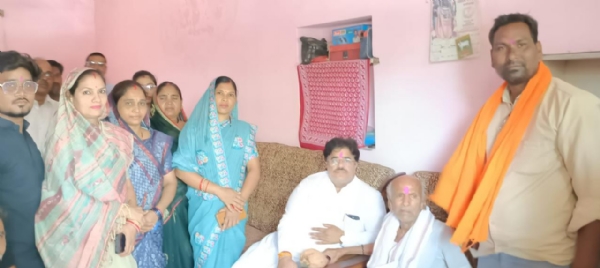प्रबुद्ध जन सम्मान एवं जनसंपर्क अभियान के तहत आमदी में वरिष्ठ जन के साथ बैठे हुए महापौर रामू रोहरा।