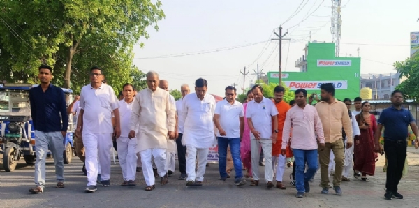 फोटो। अंतरराष्ट्रीय योग दिवस पर दिबियापुर में जन जागरूकता रैली में शामिल लोग फोटो। अंतरराष्ट्रीय योग दिवस पर दिबियापुर में जन जागरूकता रैली में शामिल लोग