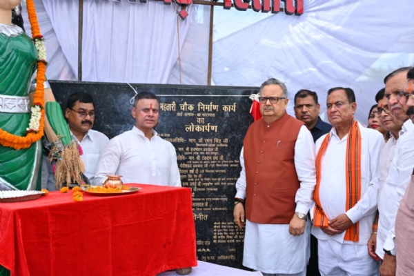 छत्तीसगढ़ महतारी और देश के वीर सपूत शहीद श्रीकृष्ण गजानन खोण्डे की भव्य प्रतिमाओं का अनावरण किया।