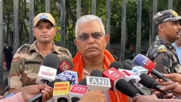 पत्रकारों से मुखातिब पश्चिम बंगाल के पंचायत मंत्री दिलीप घोष