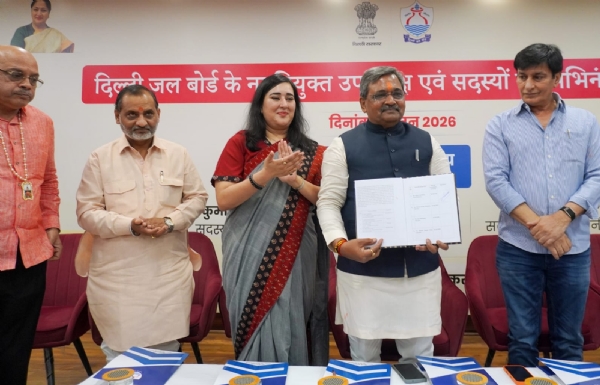 सांसद बांसुरी स्वराज के साथ सतीश उपाध्याय दिल्ली जल बोर्ड के उपाध्यक्ष के पदभार ग्रहण करने के दौरान।