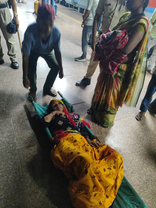 प्रसूति महिला यात्री को अस्पताल ले जाते रेलकर्मी
