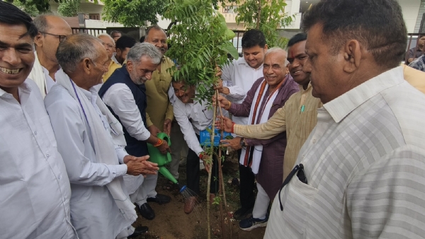 पौधारोपण करते केंद्रीय राज्यमंत्री कृष्णपाल गुर्जर व अन्य गणमान्य लोग पौधारोपण करते केंद्रीय राज्यमंत्री कृष्णपाल गुर्जर व अन्य गणमान्य लोग