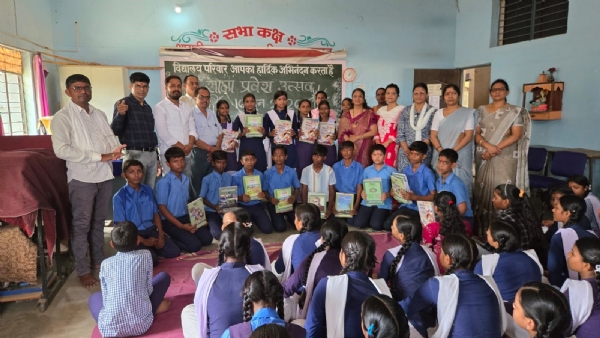 शासकीय विद्यालय मुजगहन में शाला प्रवेश उत्सव के अवसर पर उपस्थित जनप्रतिनिधि शिक्षक व विद्यार्थी।