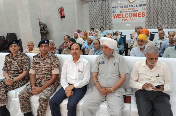 सीआरपीएफ की 76वीं बटालियन ने वृद्ध आश्रम अम्फल्ला में आयोजित किया सांस्कृतिक कार्यक्रम सीआरपीएफ की 76वीं बटालियन ने वृद्ध आश्रम अम्फल्ला में आयोजित किया सांस्कृतिक कार्यक्रम