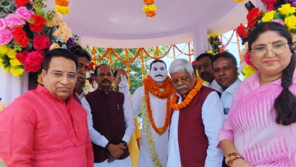 स्व. अनि चौरसिया की प्रतिमा पर माल्यापर्ण करते रघुवर दास, सांसद, मेयर एवं अन्य स्व. अनि चौरसिया की प्रतिमा पर माल्यापर्ण करते रघुवर दास, सांसद, मेयर एवं अन्य