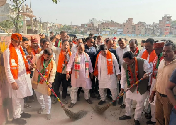 स्वच्छता अभियान में भाजपा प्रदेश अध्यक्ष पंकज चौधरी