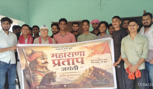 महाराणा प्रताप के बैनर तले जागरूकता रैली निकालते एबीवीपी कार्यकर्ता।