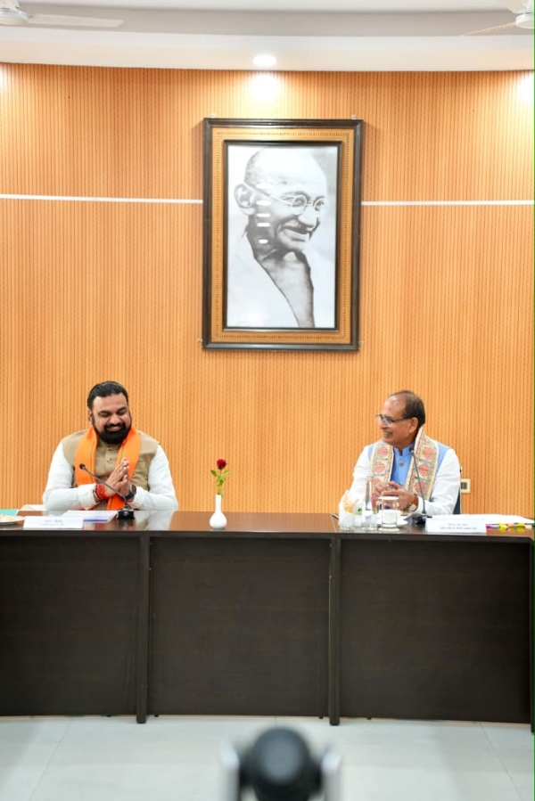 मुख्यमंत्री और केद्रीय मंत्री शिवराज सिंह चौहान बैठक करते हुए मुख्यमंत्री और केद्रीय मंत्री शिवराज सिंह चौहान बैठक करते हुए