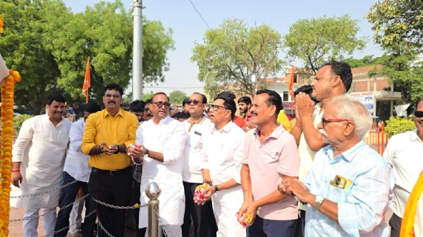 राजपूत सेवा समिति के लोग महाराणा प्रताप जयंती पर आयोजित कार्यक्रम में पुष्पांजलि अर्पित करते हुए राजपूत सेवा समिति के लोग महाराणा प्रताप जयंती पर आयोजित कार्यक्रम में पुष्पांजलि अर्पित करते हुए