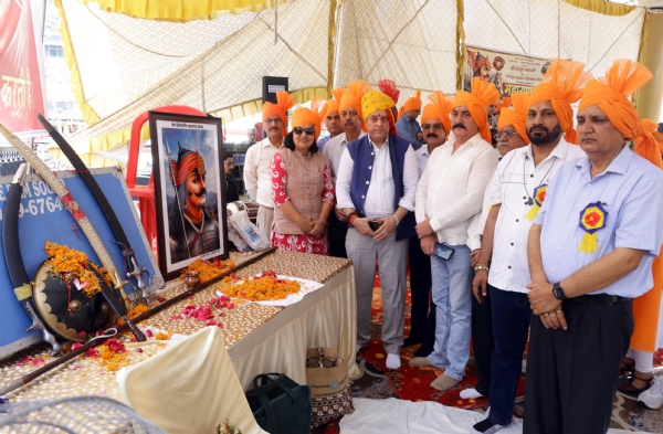 फोटोः मंडी में आयोजित महाराणा प्रताप जयंती के राज्य स्तरीय समारोह में भाग लेते सदस्य व अन्य फोटोः मंडी में आयोजित महाराणा प्रताप जयंती के राज्य स्तरीय समारोह में भाग लेते सदस्य व अन्य