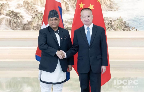 चीनी नेता से मुलाकात करते नेपाल के विदेश मंत्री शिशिर खनाल चीनी नेता से मुलाकात करते नेपाल के विदेश मंत्री शिशिर खनाल