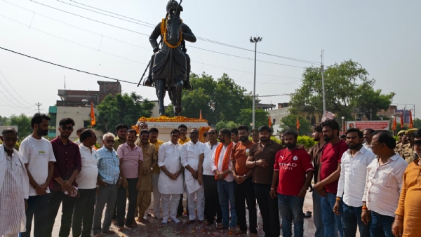 राजपूत सेवा समिति के लोग महाराणा प्रताप सिंह की मूर्ति के पास खड़े राजपूत सेवा समिति के लोग महाराणा प्रताप सिंह की मूर्ति के पास खड़े