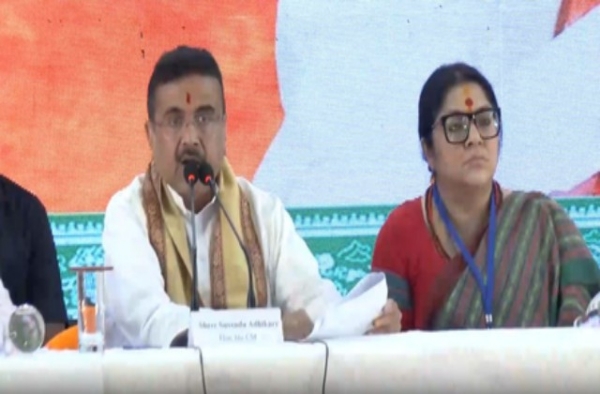 मुख्यमंत्री शुभेंदु अधिकारी के साथ राज्य की मंत्री अग्निमित्रा पाल फाइल फोटो