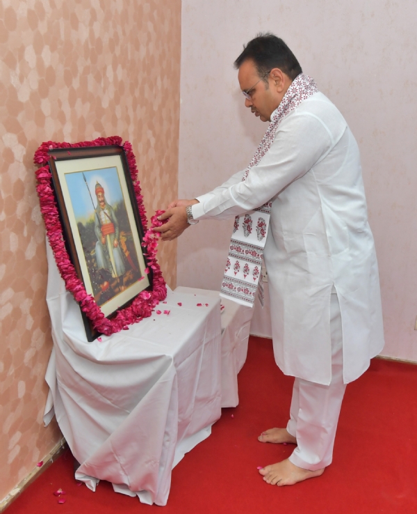 महाराणा प्रताप के चित्र पर पुष्पांजलि करते हुए कम भजनलाल शर्मा।