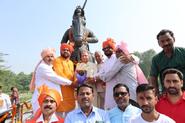 महापौर प्रवेश वाही महाराणा प्रताप की प्रतिमा पर श्रद्धासुमन अर्पित करते हुए। महापौर प्रवेश वाही महाराणा प्रताप की प्रतिमा पर श्रद्धासुमन अर्पित करते हुए।