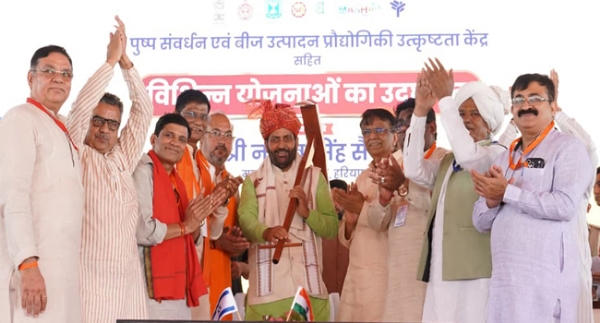 हरियाणा के मुख्यमंत्री नायब सैनी झज्जर में प्रगतिशील किसानाें के साथ हरियाणा के मुख्यमंत्री नायब सैनी झज्जर में प्रगतिशील किसानाें के साथ