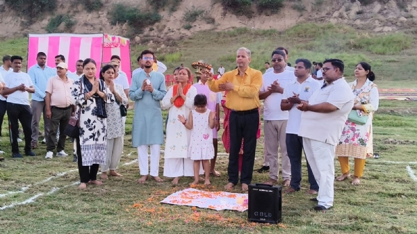 फोटो। यमुना आरती करते हुए लोग फोटो। यमुना आरती करते हुए लोग