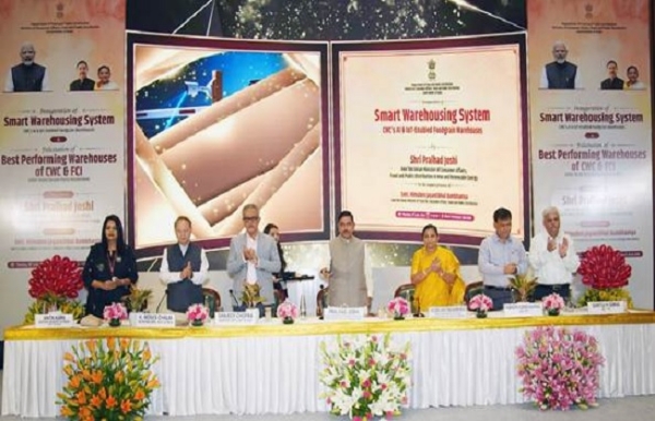स्मार्ट वेयरहाउसिंग सिस्टम को लॉन्च करते प्रह्लाद जोशी