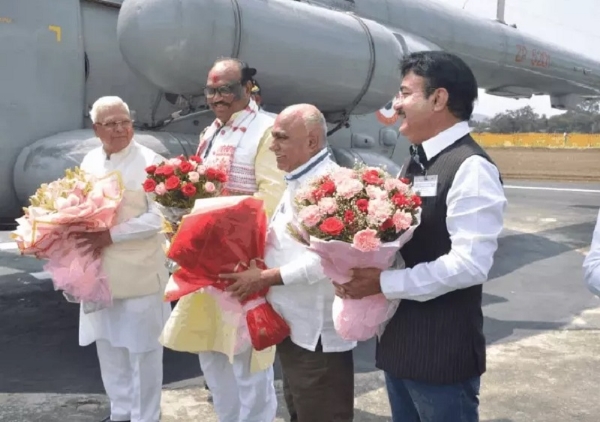 बैतूल हेलीपेड पर राष्ट्रपति का स्वागत करते हुए राज्यपाल बैतूल हेलीपेड पर राष्ट्रपति का स्वागत करते हुए राज्यपाल