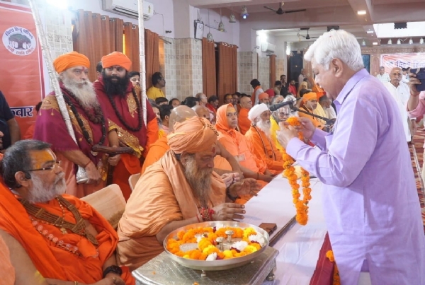 संतों का स्वागत करते विश्व हिंदू परिषद के अंतरराष्ट्रीय अध्यक्ष आलोक कुमार