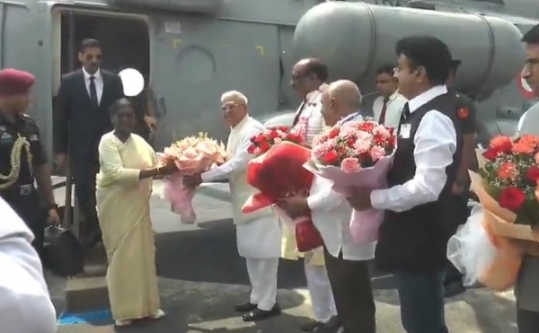 बैतूल हेलीपेड पर राष्ट्रपति का स्वागत करते हुए राज्यपाल बैतूल हेलीपेड पर राष्ट्रपति का स्वागत करते हुए राज्यपाल