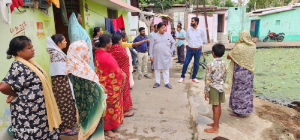 डबरीपारा का निरीक्षण करते महापौर व अन्य कर्मचारी।