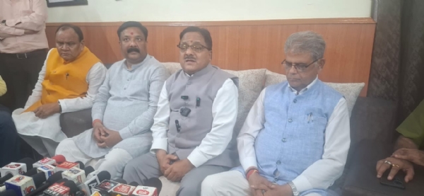 बरेली सर्किट हाउस में आयोजित प्रेस वार्ता के दौरान भाजपा के राष्ट्रीय महामंत्री एवं राज्यसभा सांसद राधा मोहन दास अग्रवाल केंद्र सरकार के 12 वर्षों की उपलब्धियों पर जानकारी देते हुए। साथ में वन मंत्री अरुण कुमार सक्सेना, सांसद छत्रपाल सिंह गंगवार एवं अन्य भाजपा पदाधिकारी मौजूद रहे।