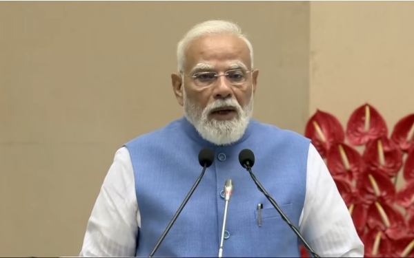 प्रधानमंत्री नरेन्द्र मोदी शुक्रवार को विकसित भारत रोजगार योजना के तहत 2,400 करोड़ रुपये की प्रोत्साहन राशि वितरित करने के बाद संबोधित करते हुए प्रधानमंत्री नरेन्द्र मोदी शुक्रवार को विकसित भारत रोजगार योजना के तहत 2,400 करोड़ रुपये की प्रोत्साहन राशि वितरित करने के बाद संबोधित करते हुए