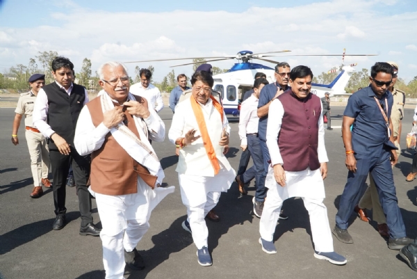 Chief Minister Dr. Mohan Yadav and Union Minister Manohar Lal Khattar were welcomed at the Ujjain helipad. Chief Minister Dr. Mohan Yadav and Union Minister Manohar Lal Khattar were welcomed at the Ujjain helipad.