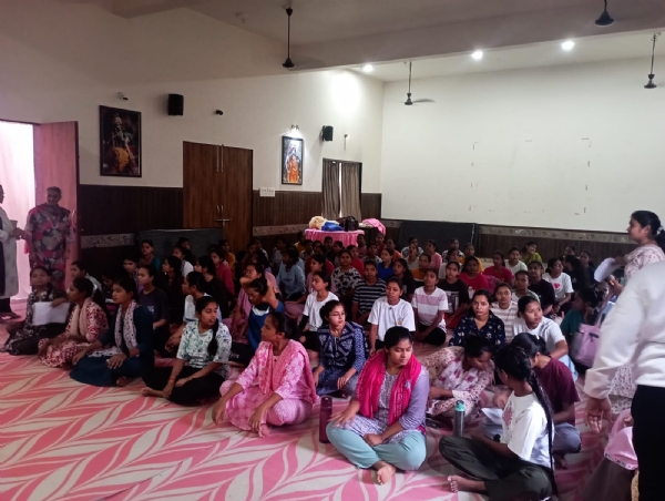 कार्यक्रम में बैठे हुए लोग।